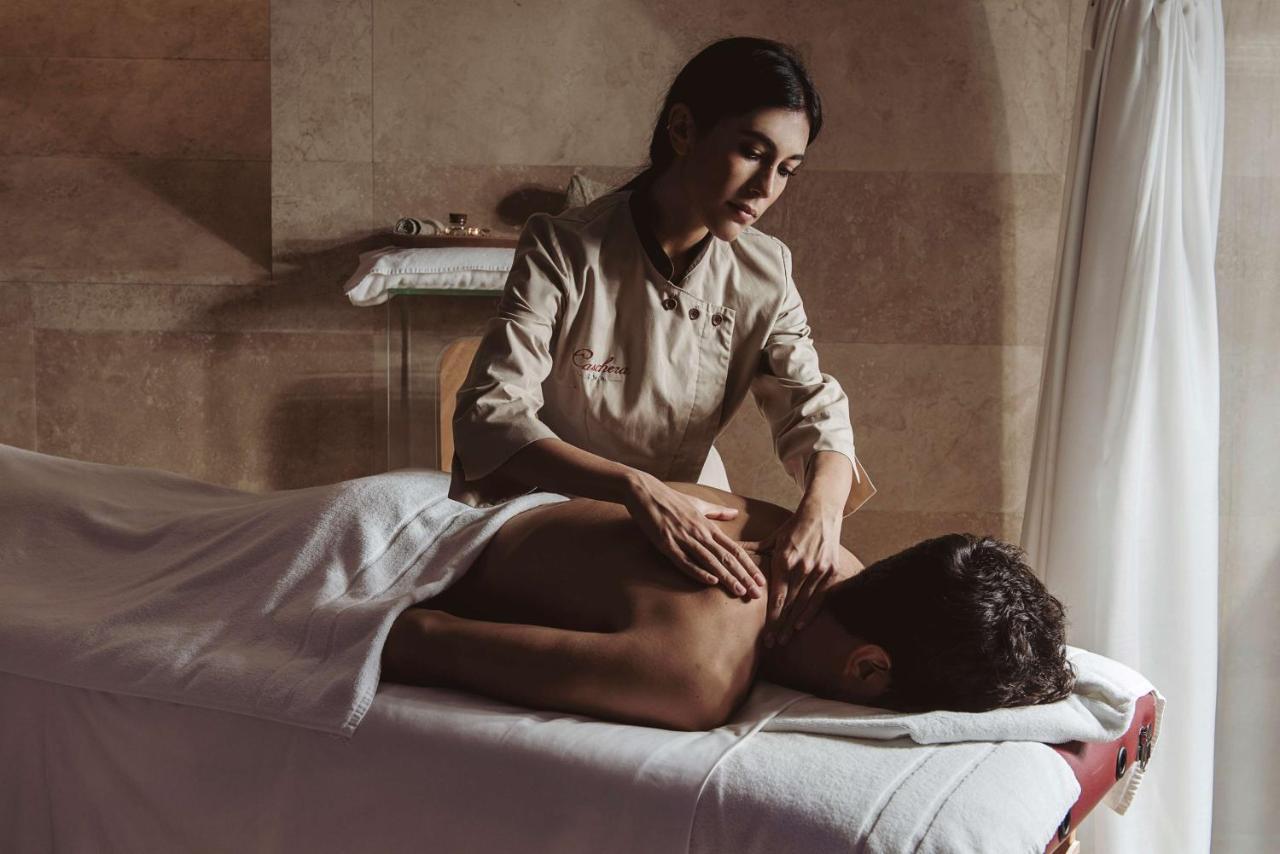 Palazzo Montemartini Rome, A Radisson Collection Hotel ภายนอก รูปภาพ A massage therapist working on a patient