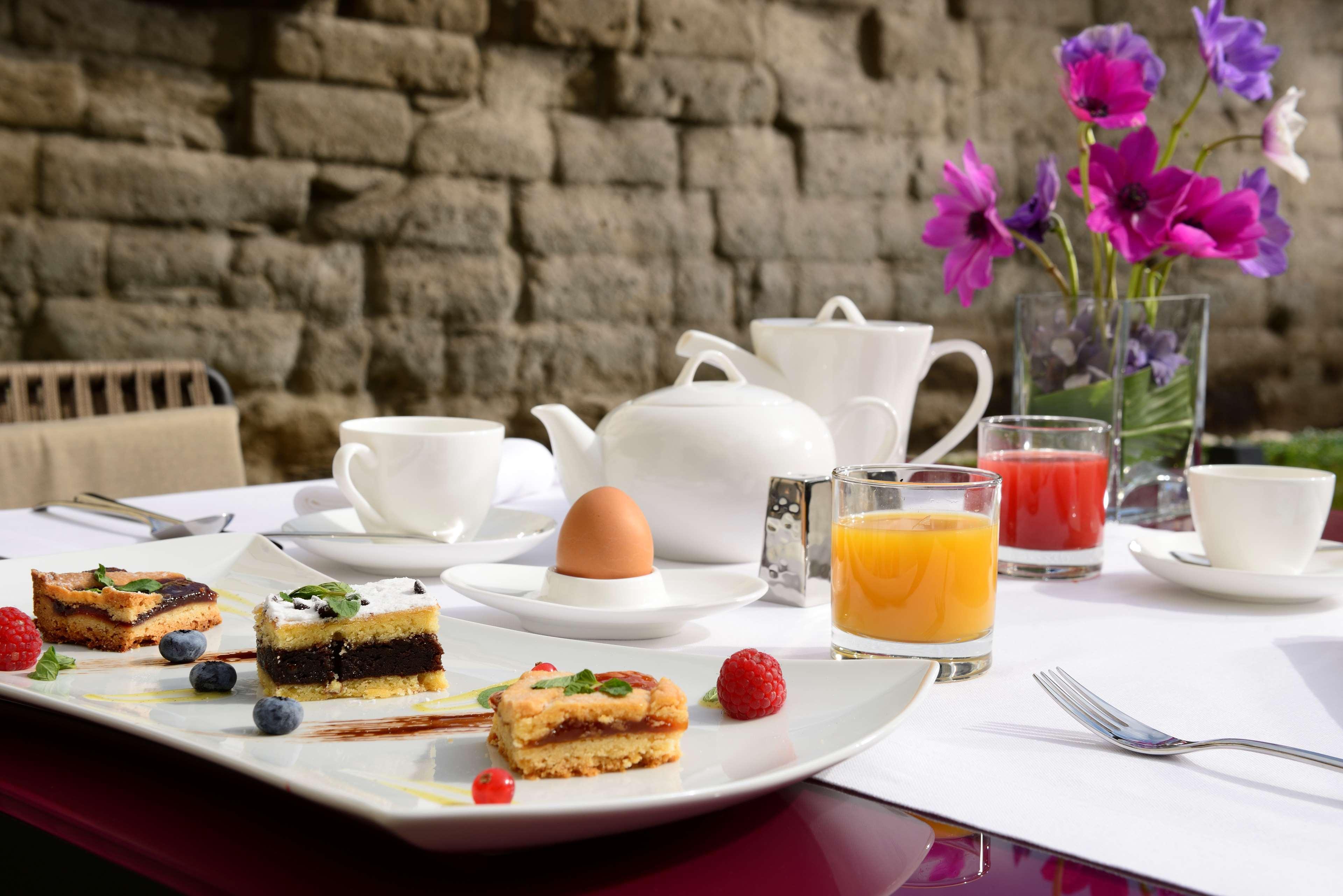 Palazzo Montemartini Rome, A Radisson Collection Hotel ภายนอก รูปภาพ A breakfast table