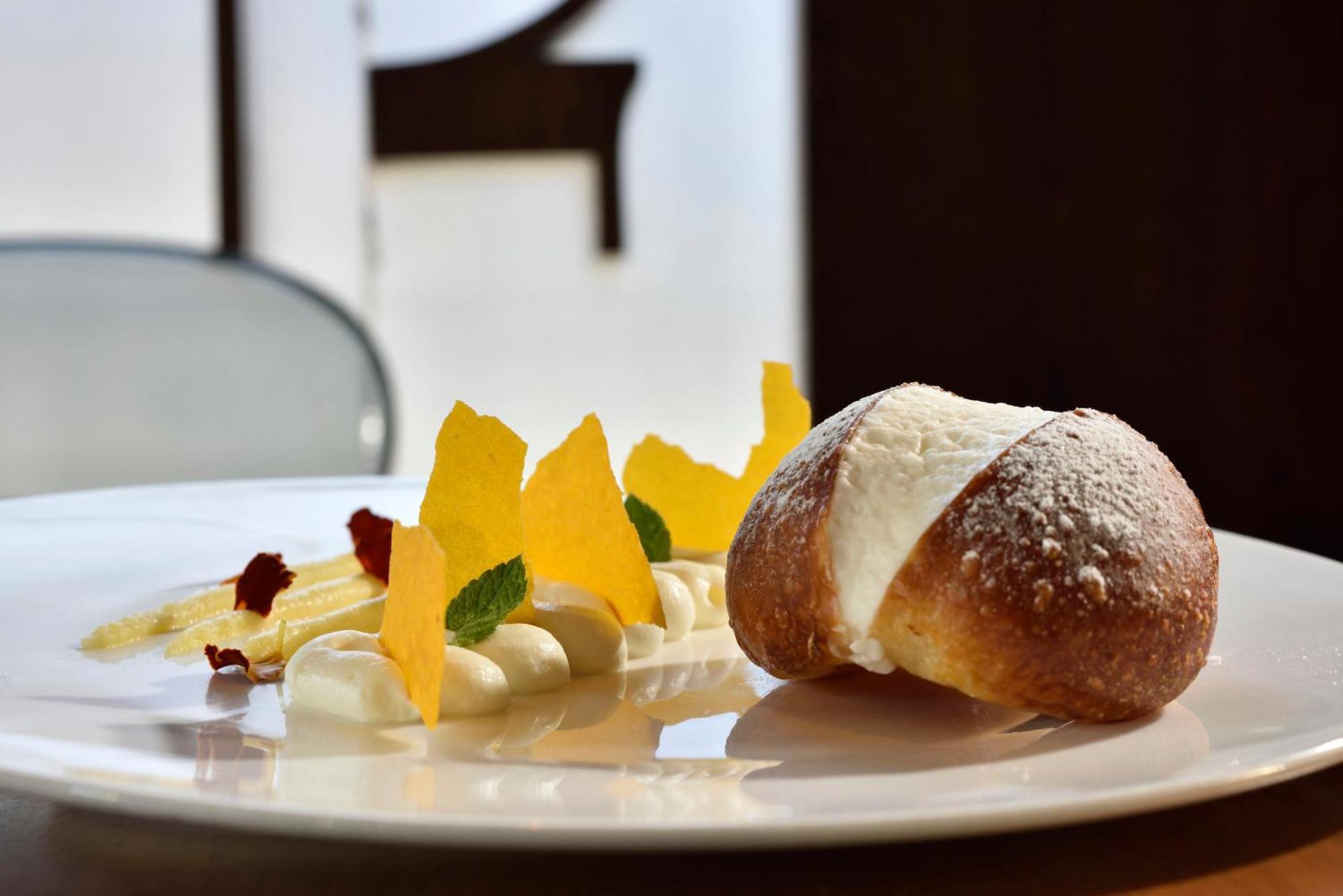 Palazzo Montemartini Rome, A Radisson Collection Hotel ภายนอก รูปภาพ A typical Easter dessert