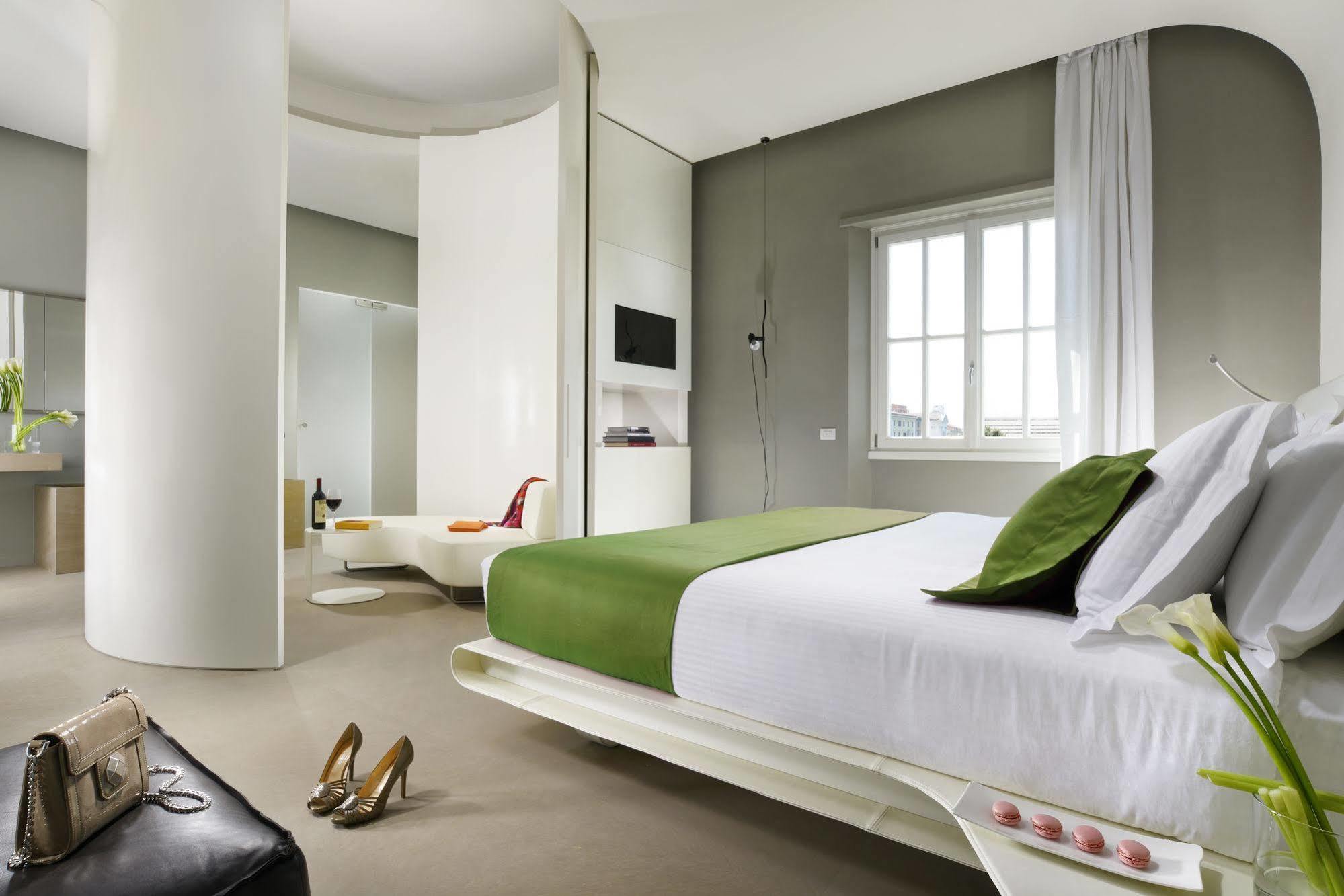 Palazzo Montemartini Rome, A Radisson Collection Hotel ภายนอก รูปภาพ A bedroom at the hotel